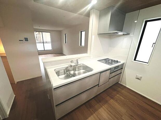 リビングが見渡せ、料理中も会話が弾む対面式キッチンです。