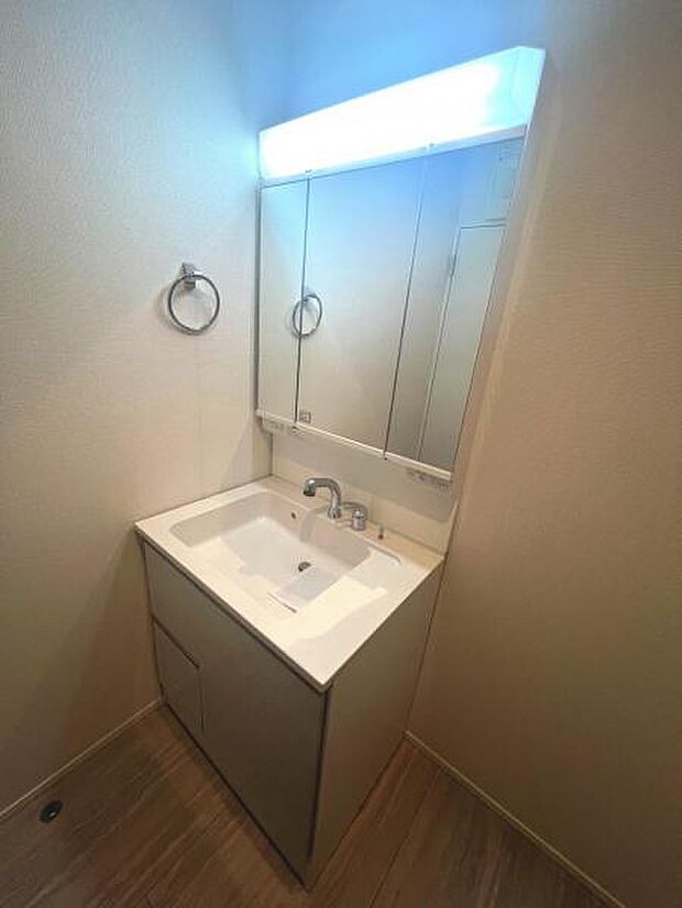 洗面化粧台です。朝の身支度から1日が始まります。