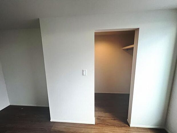 ウォークインクローゼットがあり収納スペースも豊富。季節物もスッキリ片付きそうです。