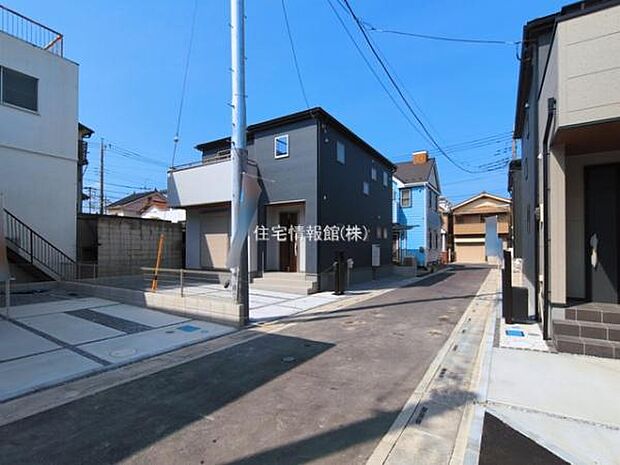 前面道路を含めた現地写真です。