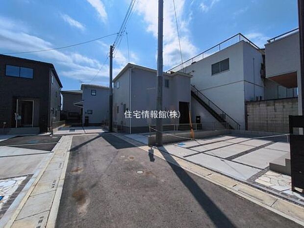 前面道路を含めた現地写真です。