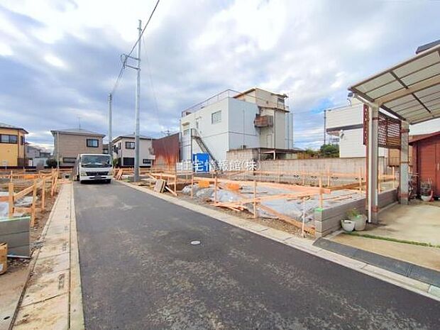 前面道路を含めた現地写真です。