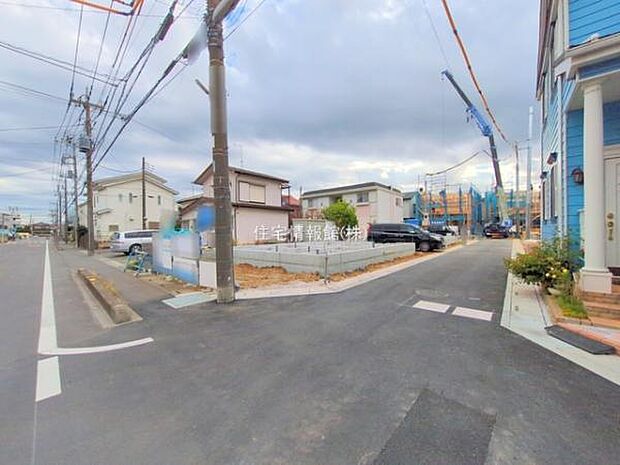 前面道路を含めた現地写真です。