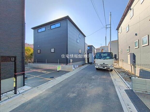 前面道路を含めた現地写真です。