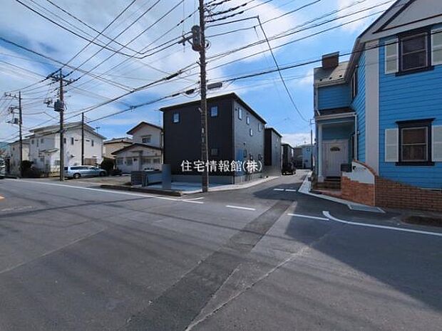 前面道路を含めた現地写真です。