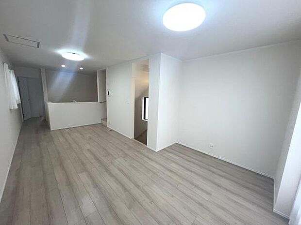 ご家族が集うLDKは約16.3帖の広さ、団らんの空間です。