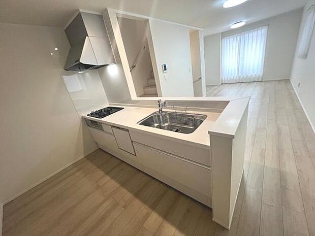 リビングが見渡せ、料理中も会話が弾む対面式キッチンです。