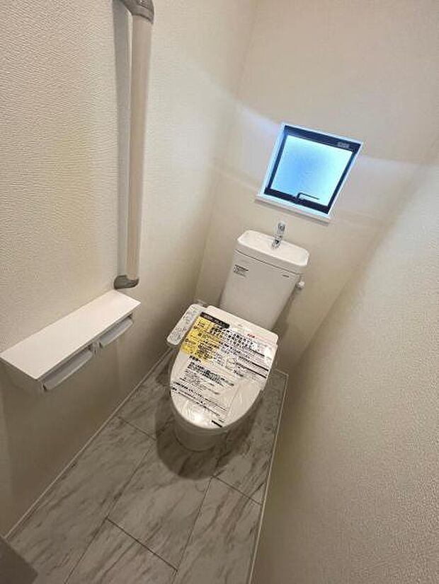 シャワー洗浄機能付のトイレは、清潔感が印象的な空間ですね。