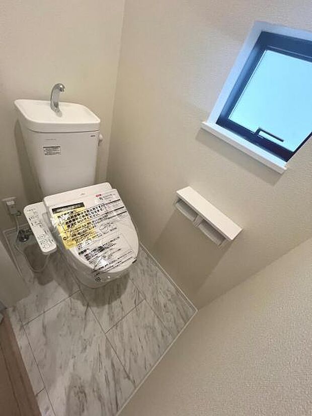 シャワー洗浄機能付のトイレは、清潔感が印象的な空間ですね。