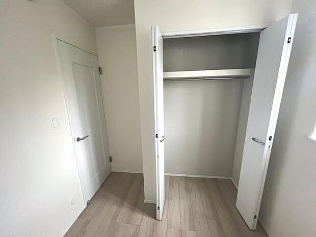 いつでもお部屋をスッキリお使い頂ける収納スペースを設置。