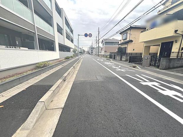 前面道路を含めた現地写真です。ぜひ周辺環境も併せてご覧ください。