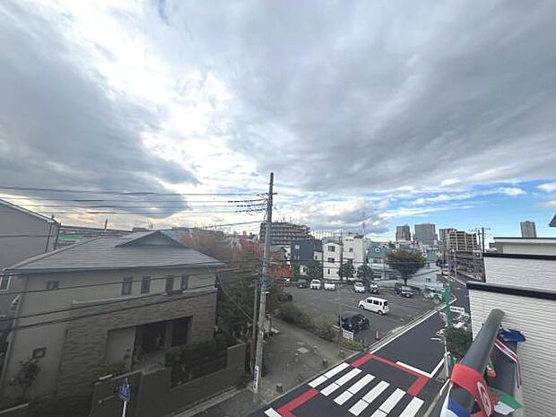 バルコニーからの眺望です。明るい陽射しを浴びながらゆったりと過ごすのも良いですね。