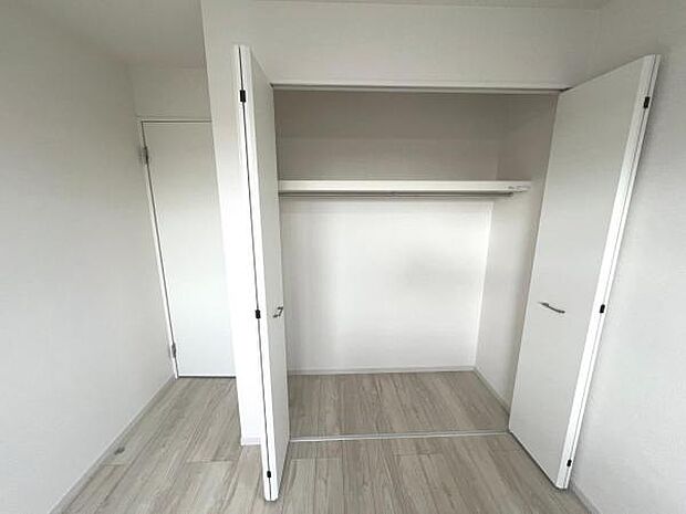 明るい広々とした主寝室でご家族ゆっくりお休みになれますね。