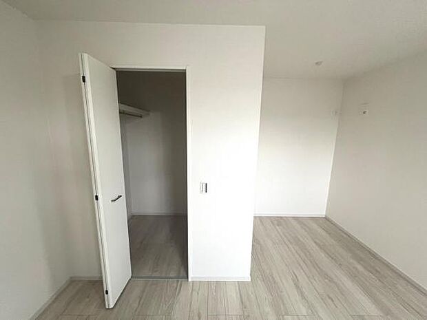 中の物を確認しやすく、取り出しやすい収納スペース。お部屋を広々とお使いいただけます。