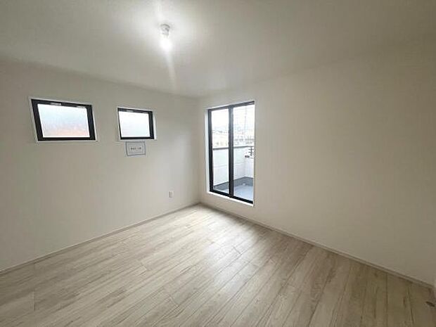 木の温もりが優しいフローリングの収納スペース付き洋室です。