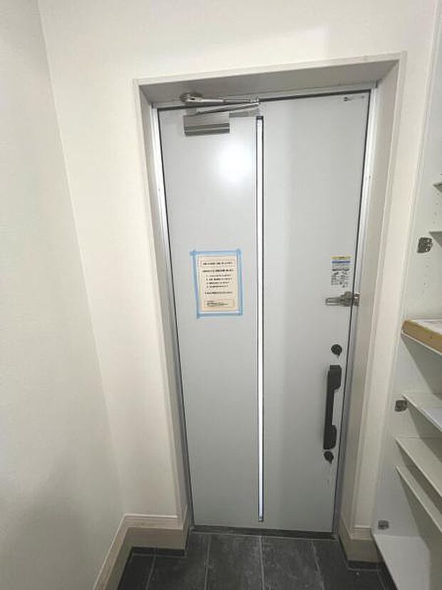 綺麗で明るい玄関でお客様をお迎えいただけます。
