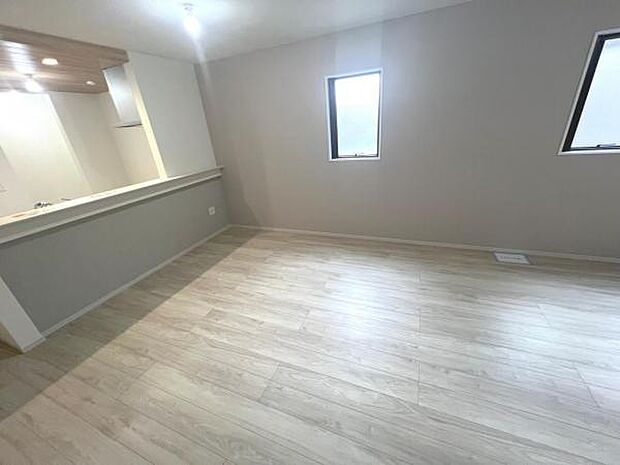 お食事中もキッチンと会話が楽しめるダイニングスペース。