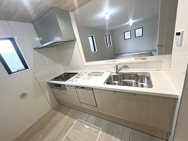 リビングが見渡せ、料理中も会話が弾む対面式キッチンです。