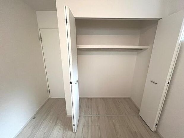 いつでもお部屋をスッキリお使い頂ける収納スペースを設置。