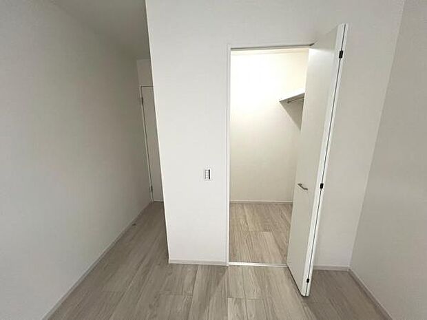 ウォークインクローゼットがあり収納スペースも豊富。季節物もスッキリ片付きそうです。