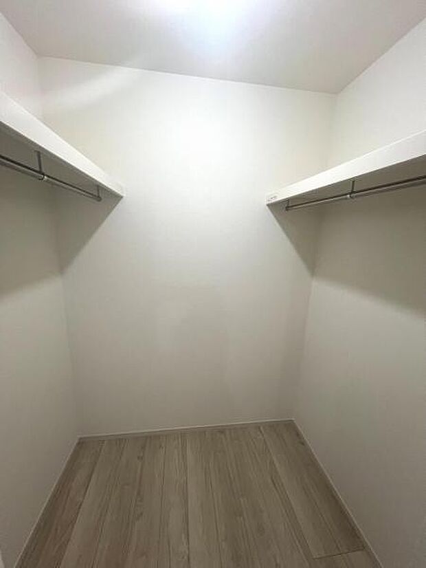 ウォークインクローゼット付きで収納も豊富。お部屋のスペースを有効的に使えそうですね。
