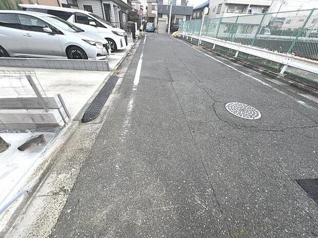 前面道路を含めた現地写真です。ぜひ周辺環境も併せてご覧ください。
