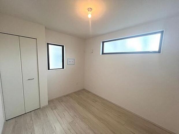 木の温もりが優しいフローリングの収納スペース付き洋室です。