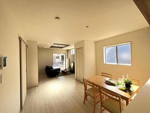 お食事中もキッチンと会話が楽しめるダイニングスペース。