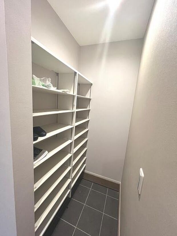 玄関がいつも片づくシューズインクローゼットがあります。