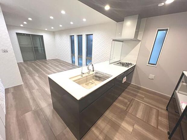 リビングが見渡せ、料理中も会話が弾む対面式キッチンです。