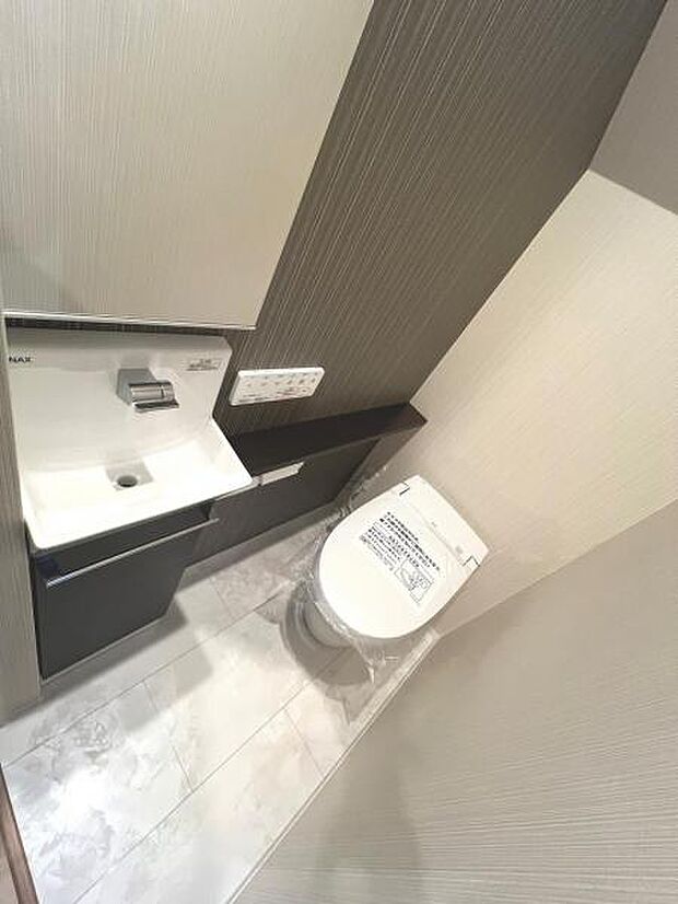 シャワー洗浄機能付のトイレは、清潔感が印象的な空間ですね。