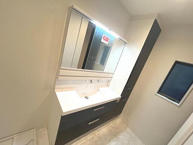 洗面化粧台です。朝の身支度から1日が始まります。