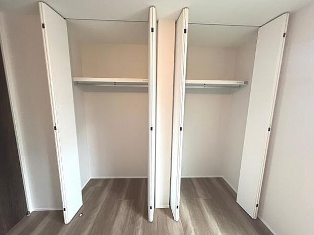 いつでもお部屋をスッキリお使い頂ける収納スペースを設置。