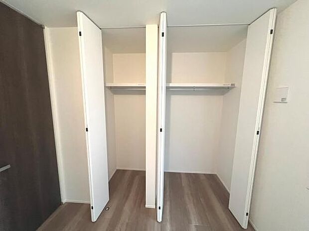 中の物を確認しやすく、取り出しやすい収納スペース。お部屋を広々とお使いいただけます。