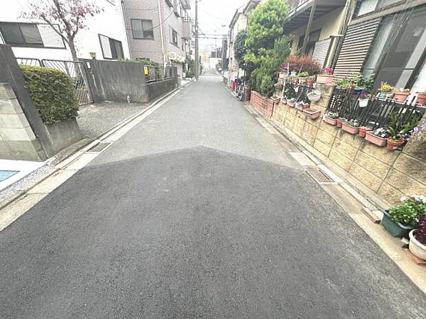 前面道路を含めた現地写真です。