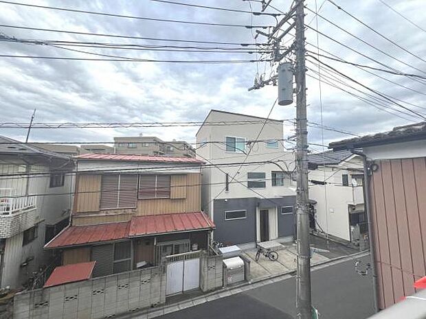 バルコニーからの眺望です。明るい陽射しを浴びながらゆったりと過ごすのも良いですね。