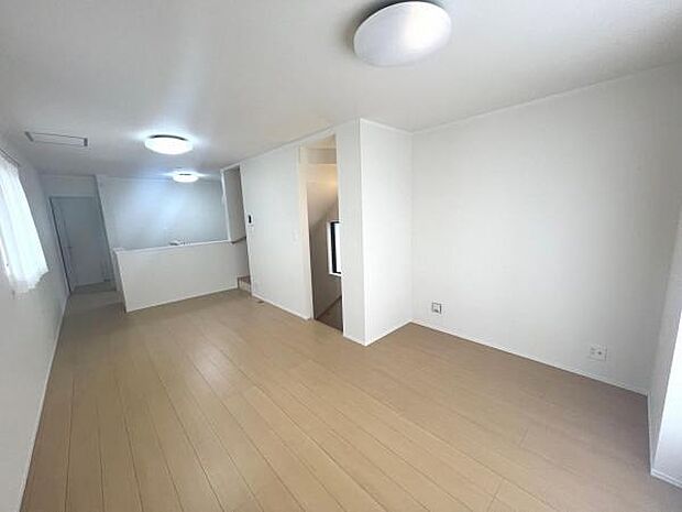 ご家族が集うLDKは約16.3帖の広さ、団らんの空間です。