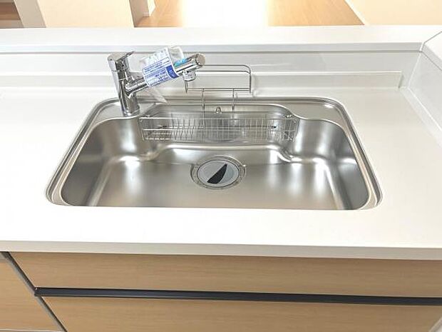 ご家族を見守りながら家事が捗る対面式キッチン。お料理をしながらご家族のサポートも可能です。