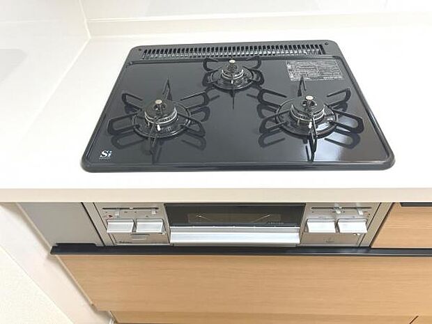 作業スペースが広く家事動線をゆったりと確保できるキッチンです。