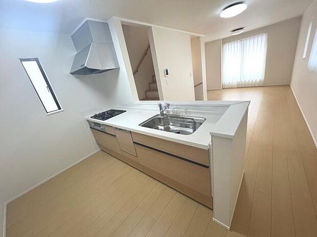 リビングが見渡せ、料理中も会話が弾む対面式キッチンです。