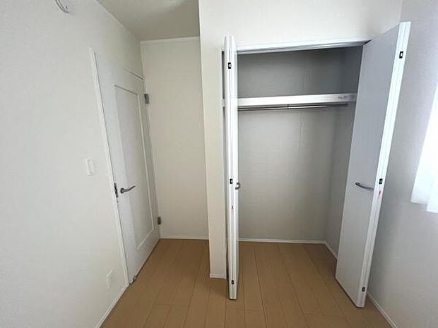 いつでもお部屋をスッキリお使い頂ける収納スペースを設置。