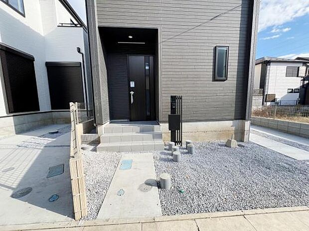 綺麗で明るい玄関でお客様をお迎えいただけます。