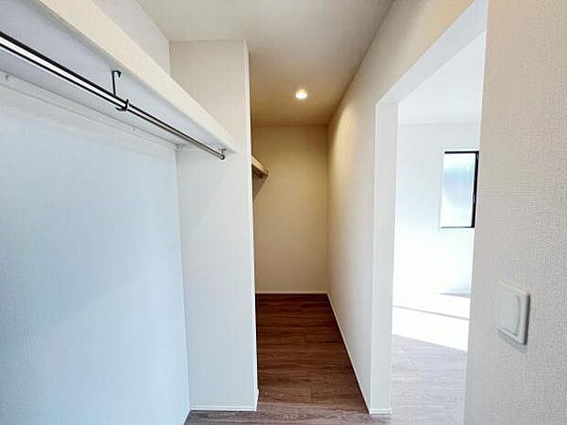 ウォークインクローゼットがあり収納スペースも豊富。季節物もスッキリ片付きそうです。