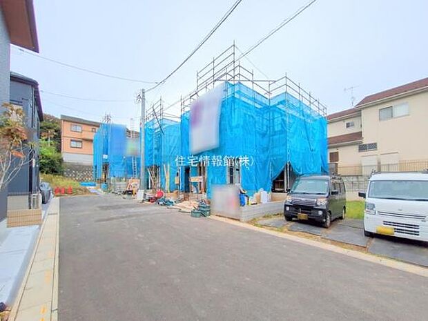 前面道路を含めた現地写真です。