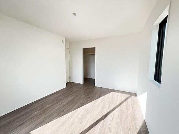 木の温もりが優しいフローリングの収納スペース付き洋室です。