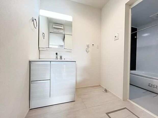 脱衣所は小さなお子様がいるご家庭にも重宝されます。