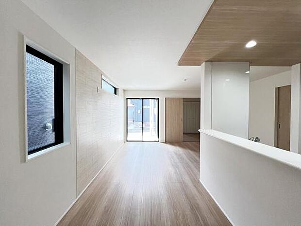 お食事中もキッチンと会話が楽しめるダイニングスペース。