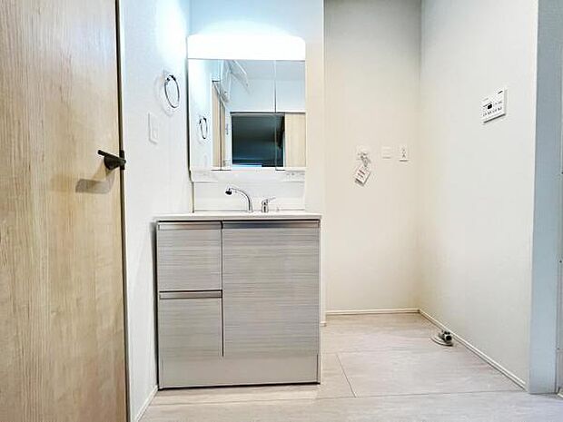 洗面化粧台です。朝の身支度から1日が始まります。