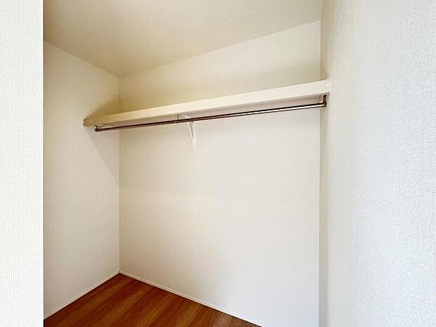 ウォークインクローゼットがあり収納スペースも豊富。季節物もスッキリ片付きそうです。