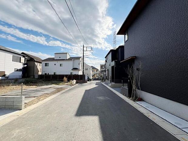 前面道路を含めた現地写真です。